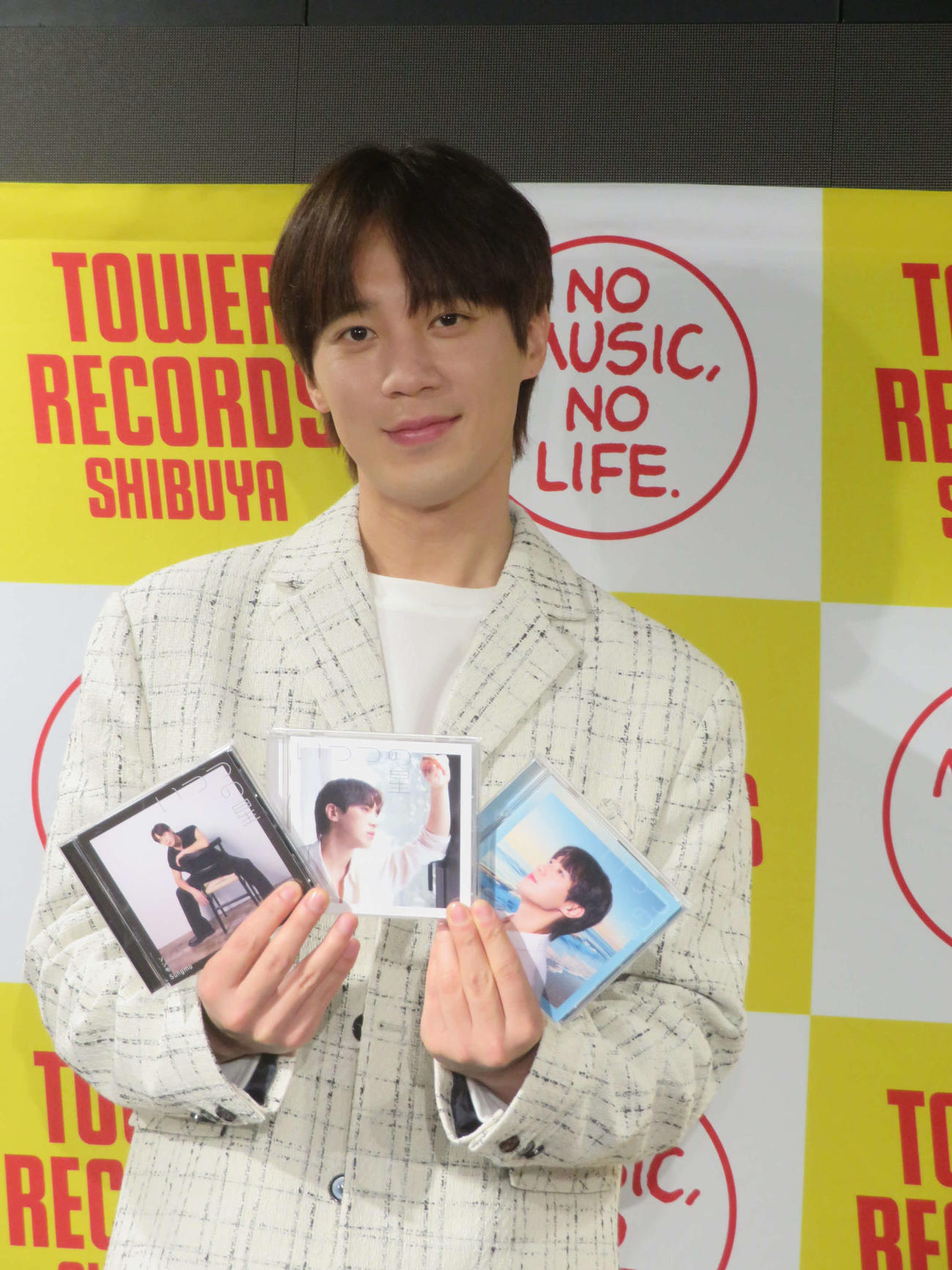ミニアルバム「いつつの星」をアピールするソンモ
