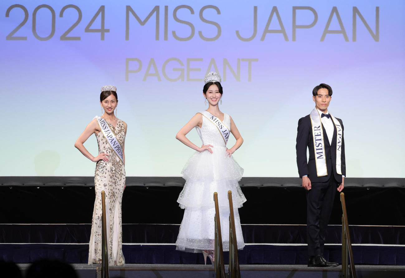 各部門のグランプリ受賞者。左からミス・ジャパン・プレミアムの和泉テルミさん、ミス・ジャパンの都島涼香さん、ミスター・ジャパンの池田和樹さん（撮影・野上伸悟）