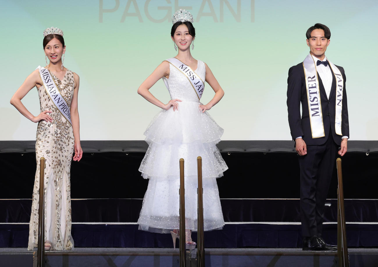 各部門のグランプリ受賞者。左からミス・ジャパン・プレミアムの和泉テルミさん、ミス・ジャパンの都島涼香さん、ミスター・ジャパンの池田和樹さん（撮影・野上伸悟）