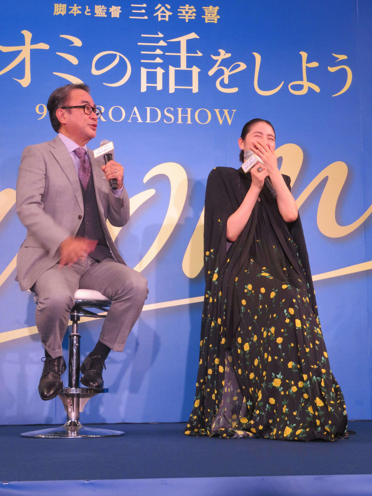 映画「スオミの話をしよう」公開直前イベント「福岡でスオミの話をしよう！！」に登壇し、三谷幸喜監督のツッコミに笑う長澤まさみ（撮影・村上幸将）