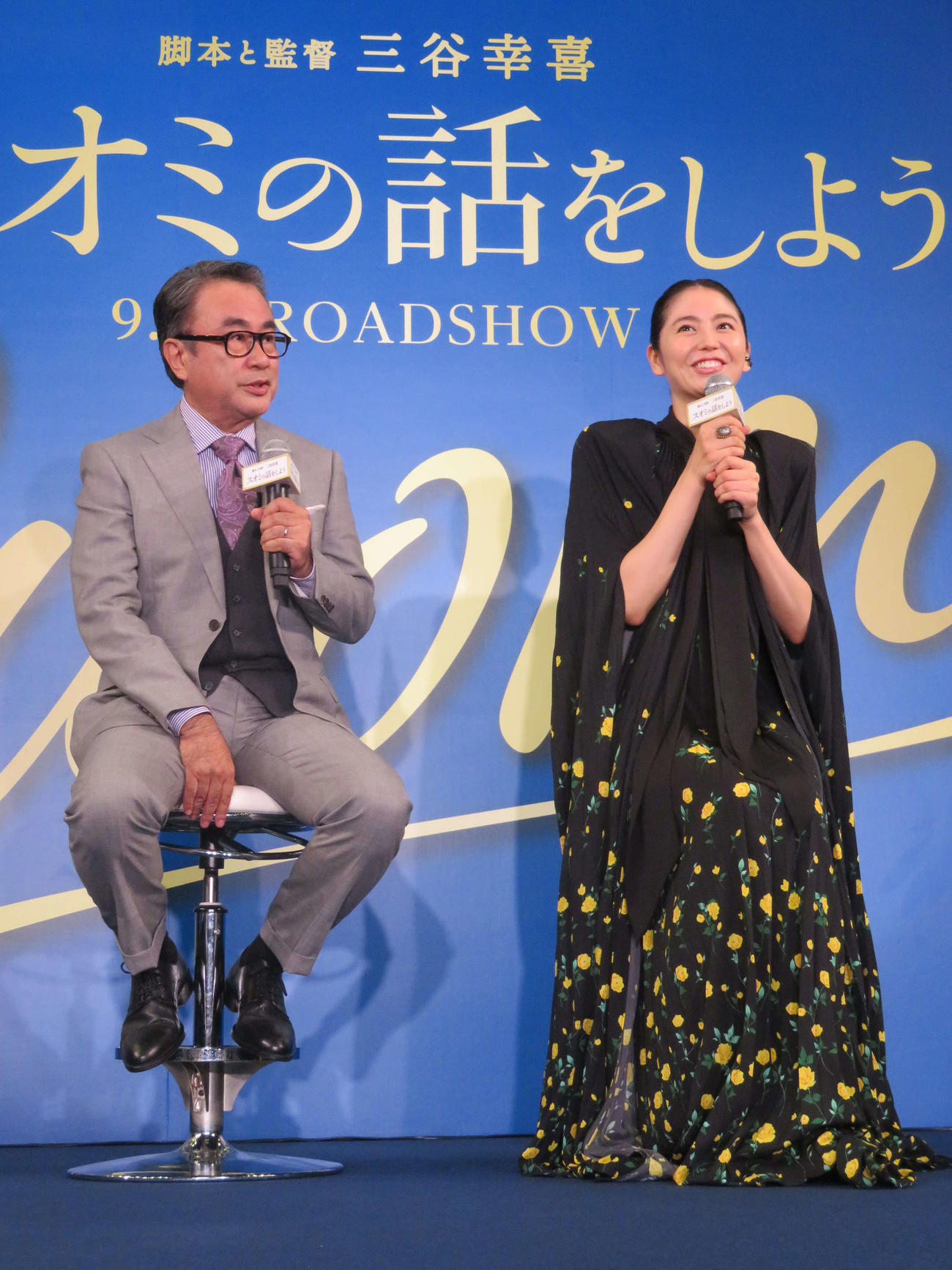 イベント「福岡でスオミの話をしよう！！」に登壇し、語り合う長澤まさみ（右）と三谷幸喜監督（撮影・村上幸将）