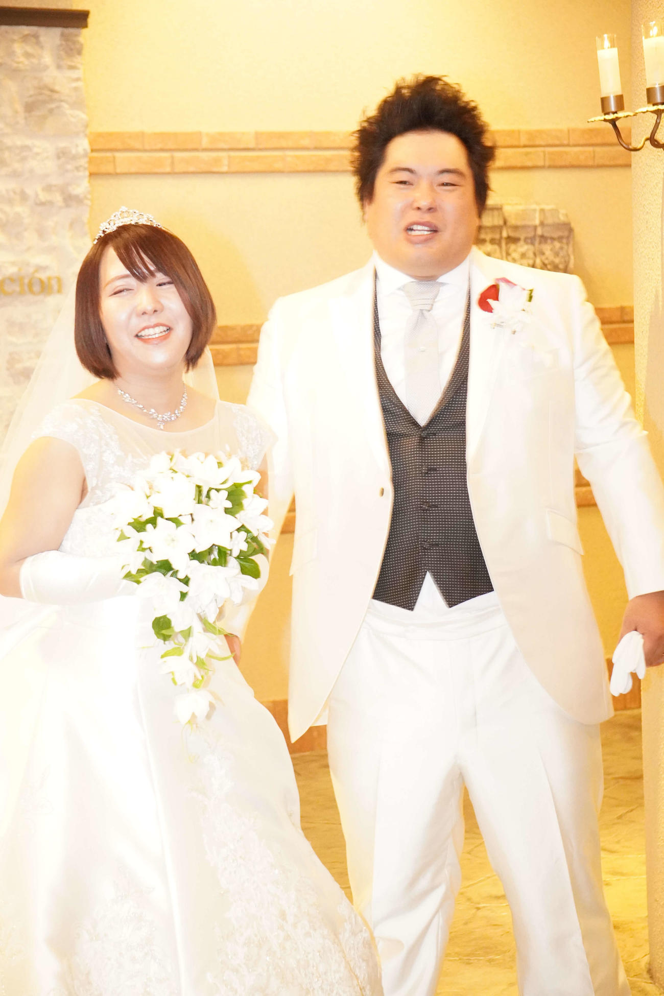 挙式を終えて笑顔のしーちゃんとへずまりゅう（2023年7月撮影）