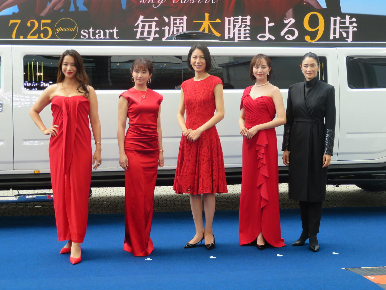 テレビ朝日「スカイキャッスル」制作発表会見にドレスで出席した、左から高橋メアリージュン、木村文乃、松下奈緒、比嘉愛未、小雪（2024年7月撮影）