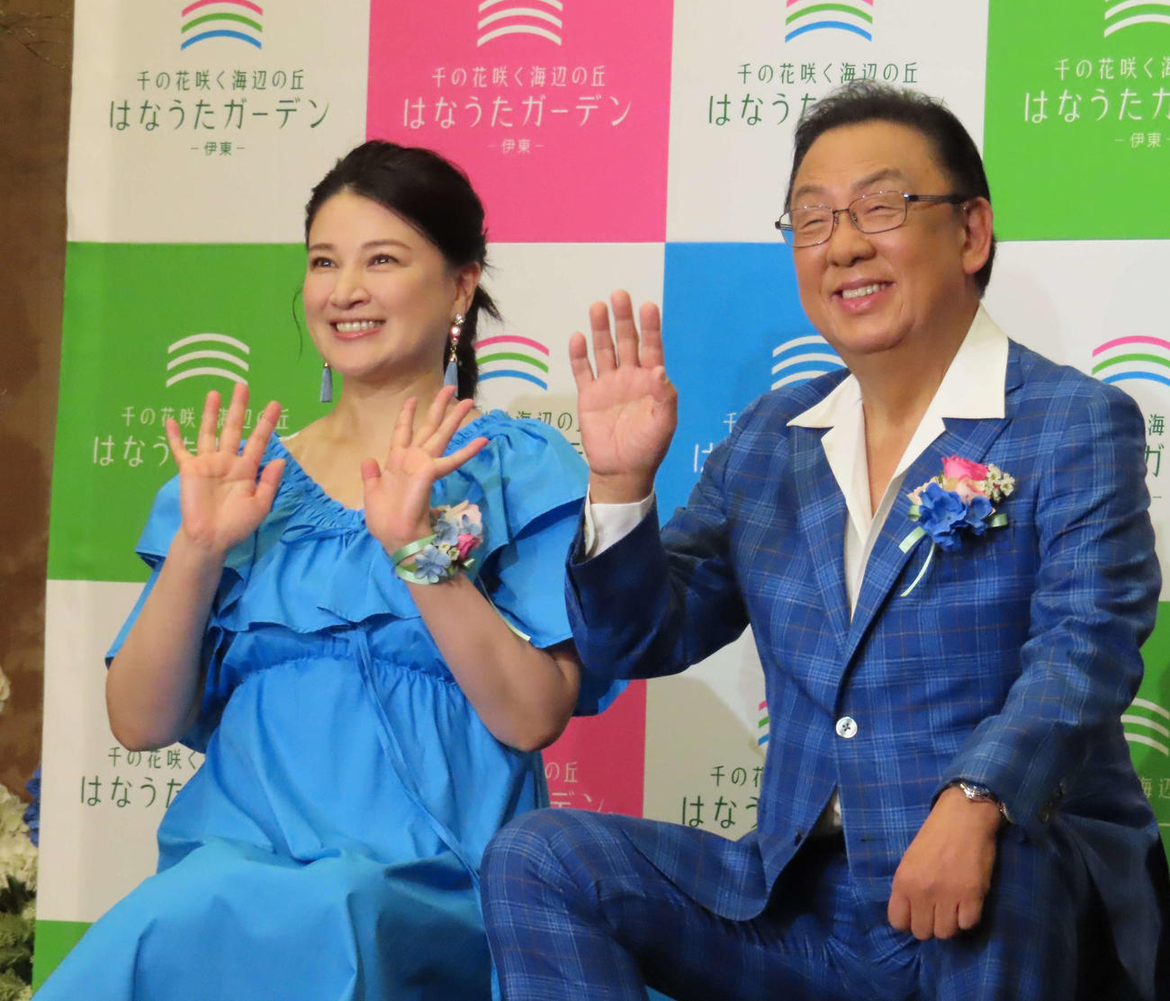 樹木葬霊園「はなうたガーデン－伊東－」の記者発表会に出席した島崎和歌子（左）、梅沢富美男