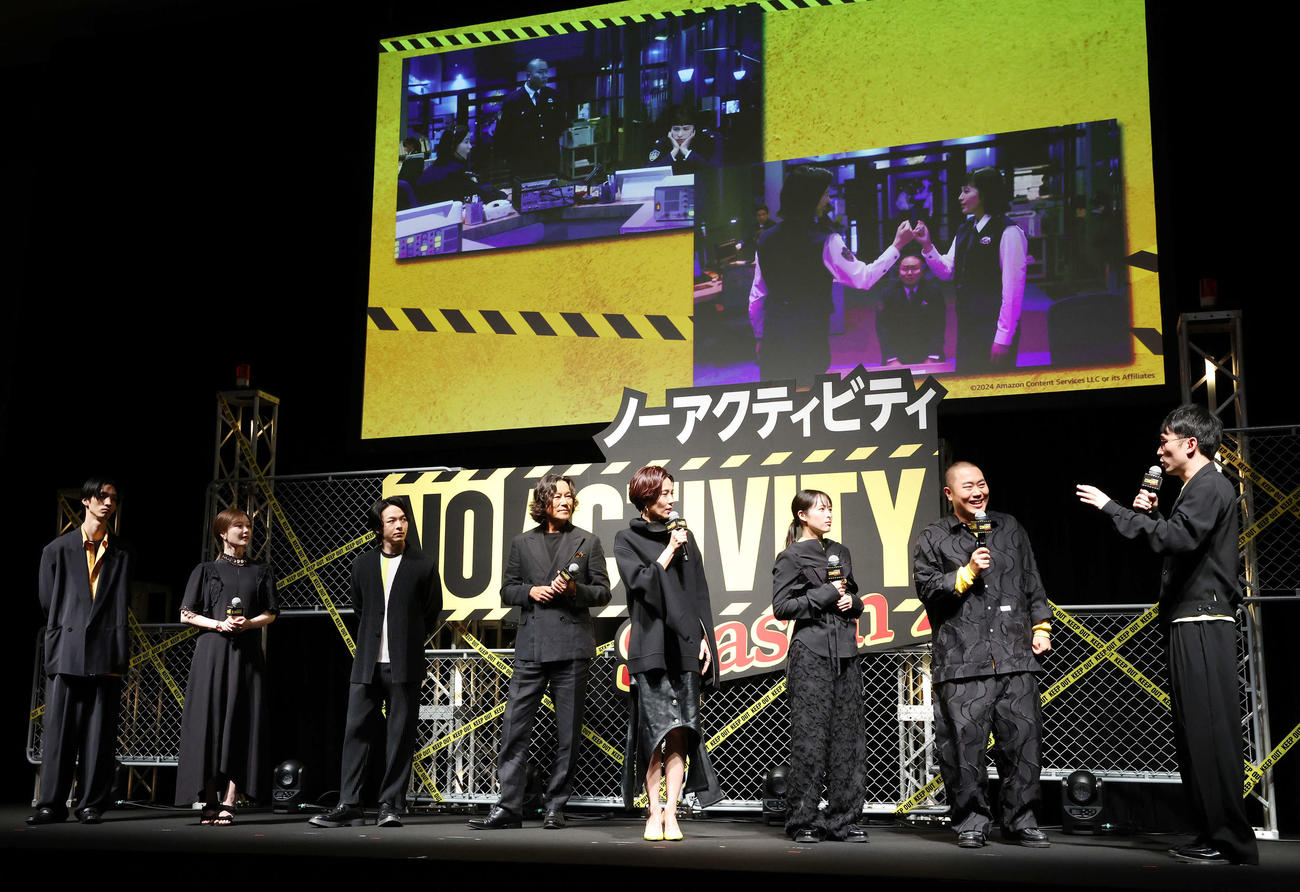ドラマ「No Activity」シーズン2配信記念イベントでトークする登壇者、左から清水尋也、白石麻衣、中村倫也、豊川悦司、木村佳乃、清野菜名、ハナコ岡部大、シソンヌじろう（撮影・宮地輝）