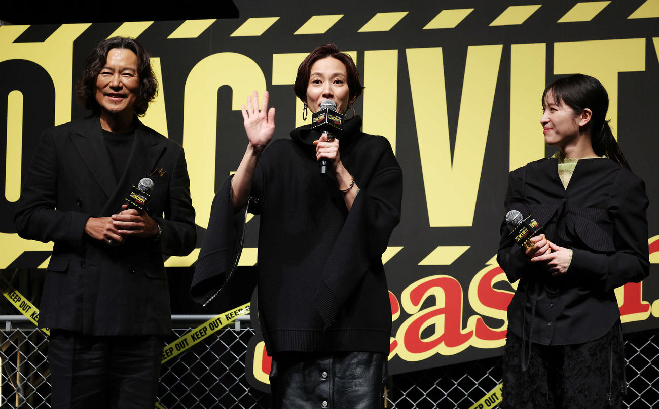 ドラマ「No Activity」シーズン2配信記念イベントで笑顔でトークする、左から豊川悦司、木村佳乃、清野菜名（撮影・宮地輝）
