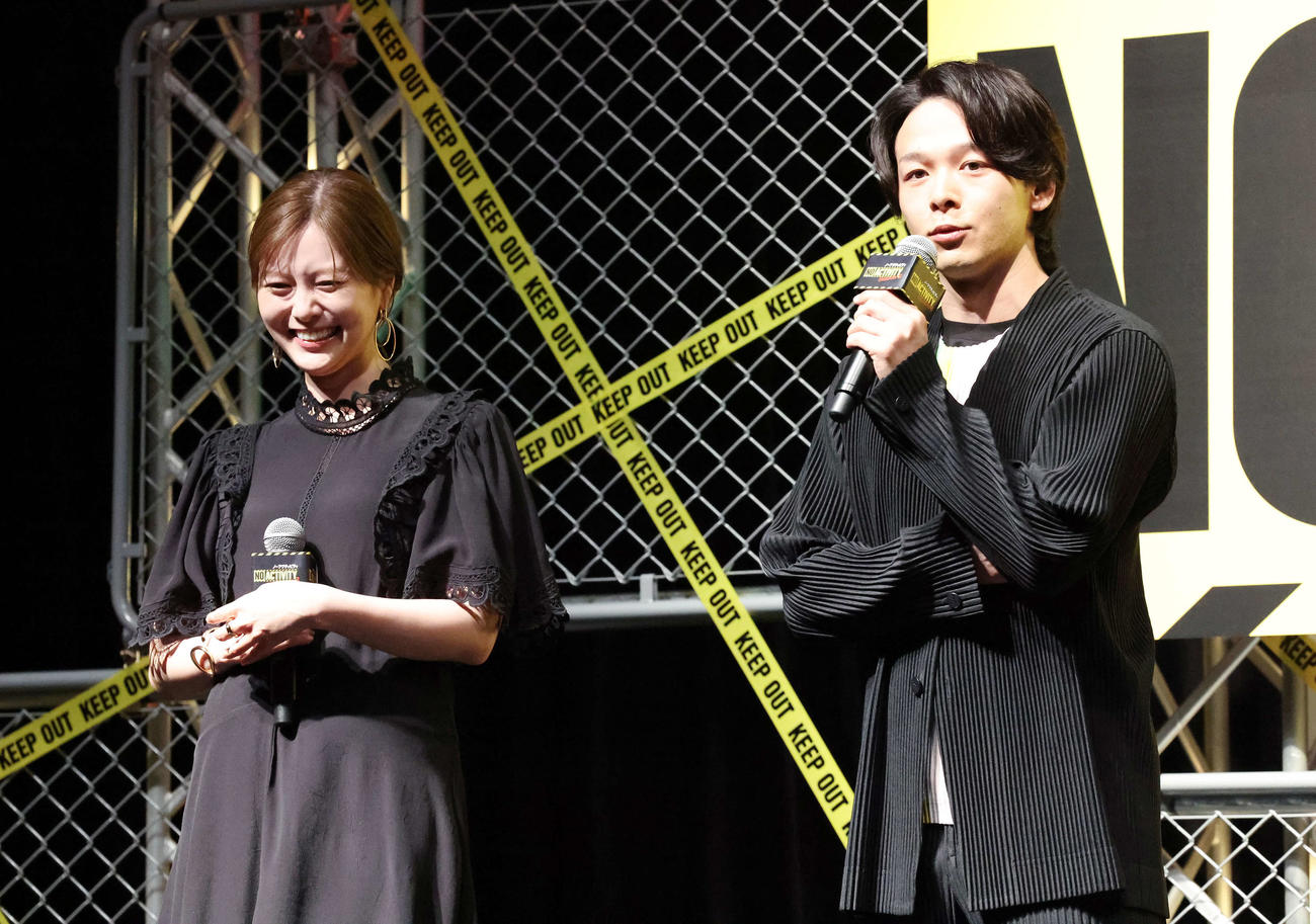 ドラマ「No Activity」シーズン2配信記念イベントで笑顔でトークする白石麻衣（左）と中村倫也（撮影・宮地輝）