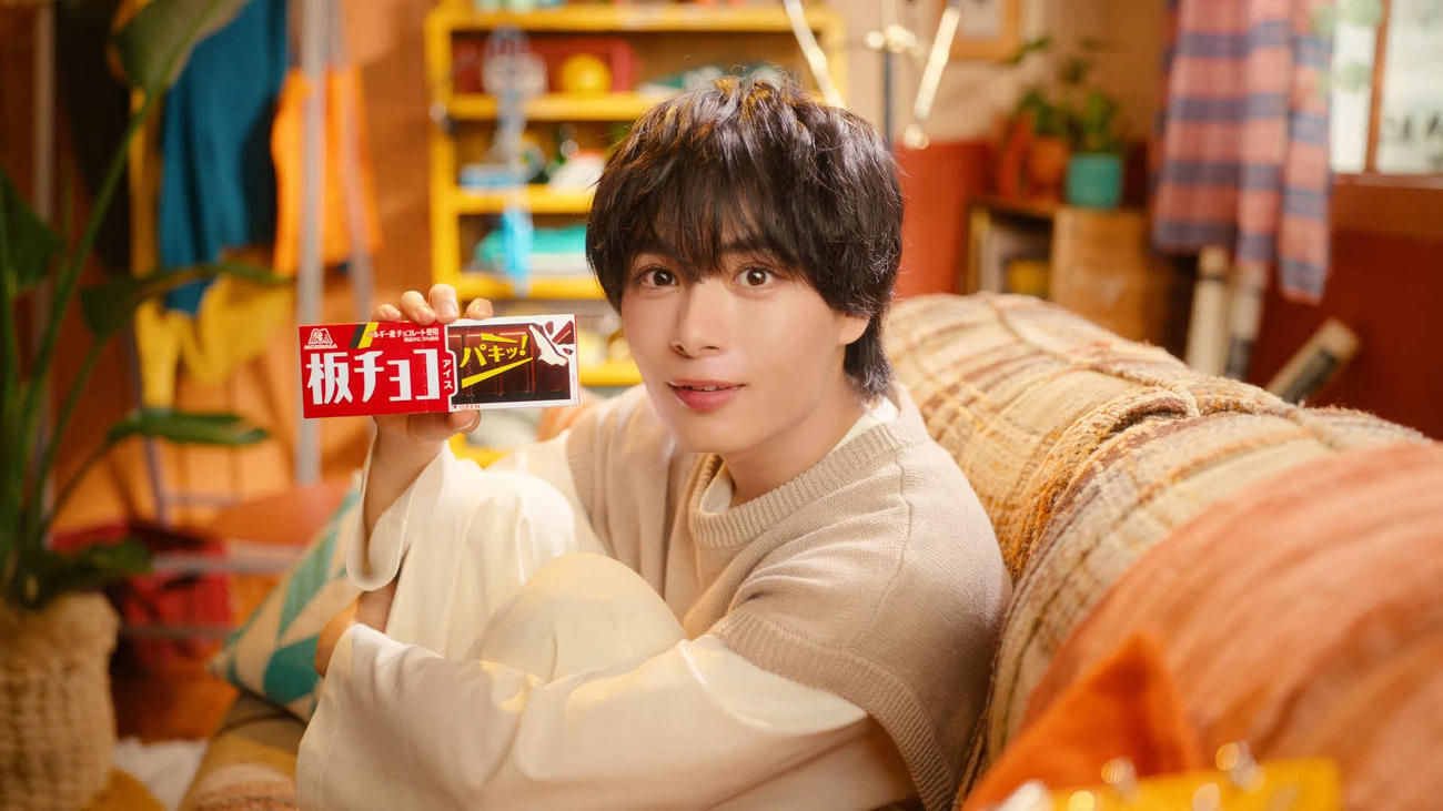 「板チョコアイス」新CMに出演するなにわ男子大西流星