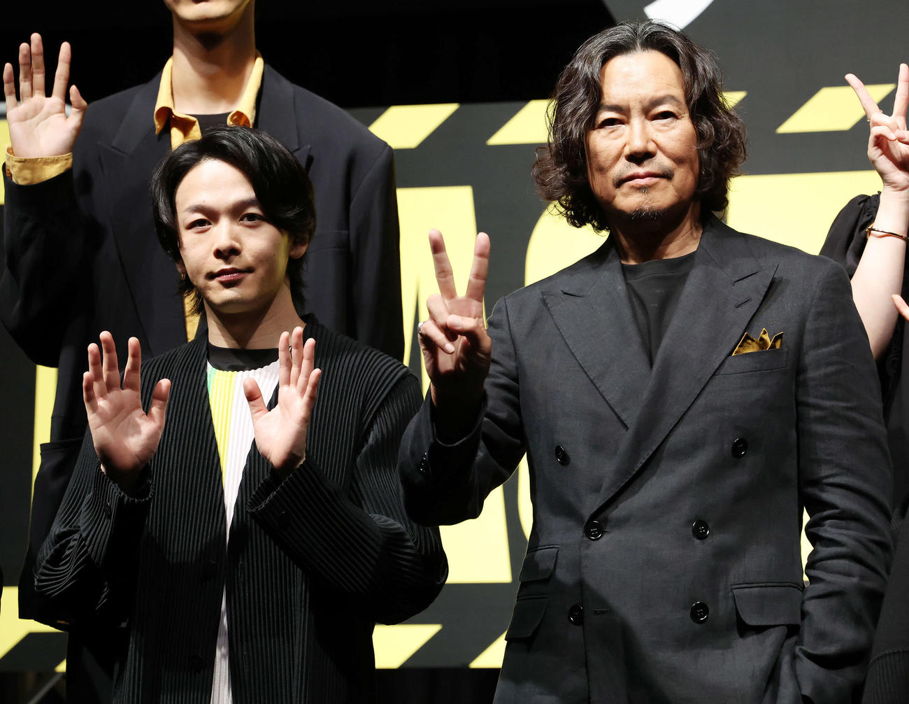 ドラマ「No Activity」シーズン2配信記念イベントで笑顔の中村倫也（左）と豊川悦司（撮影・宮地輝）
