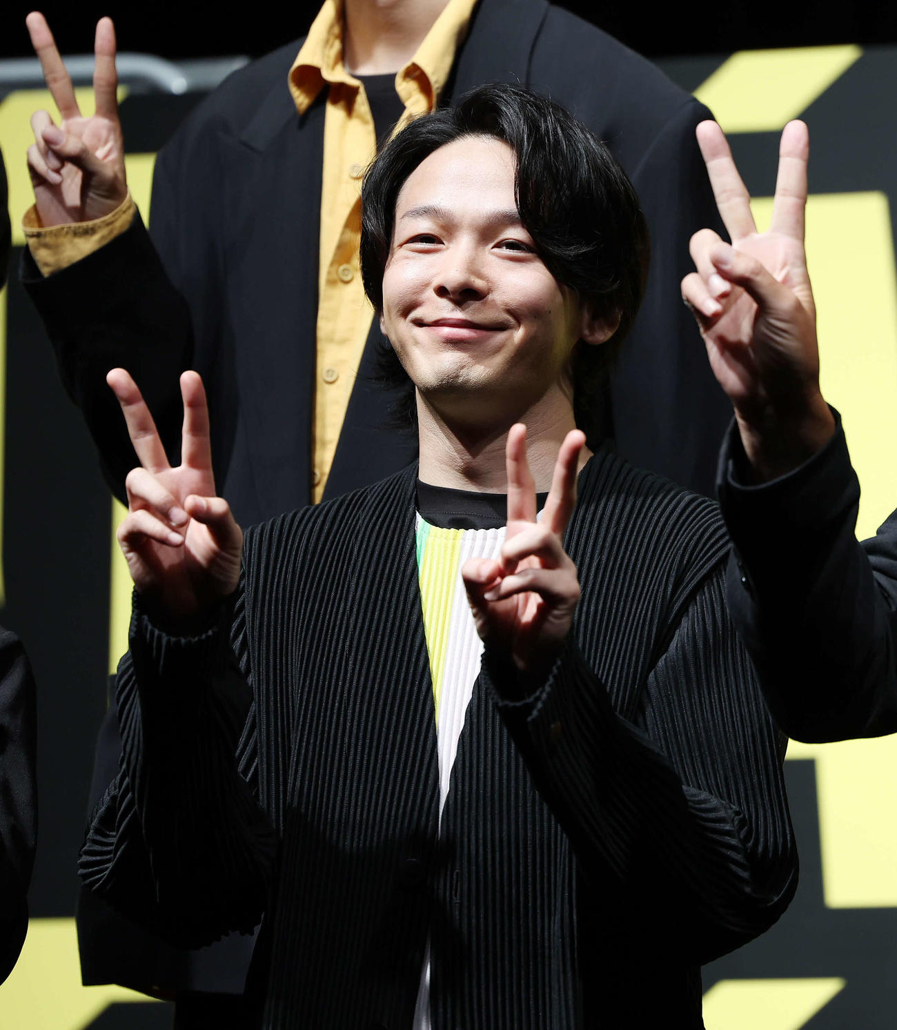 ドラマ「No Activity」シーズン2配信記念イベントで笑顔でVサインする中村倫也（撮影・宮地輝）