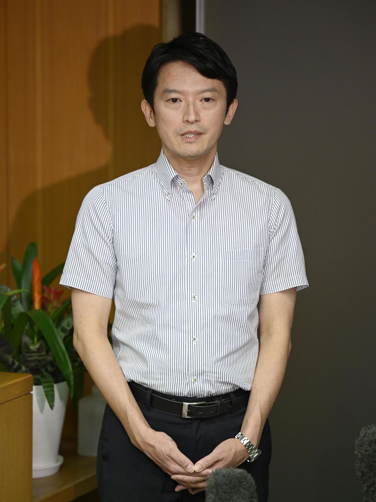 取材に応じる兵庫県の斎藤元彦知事（共同）