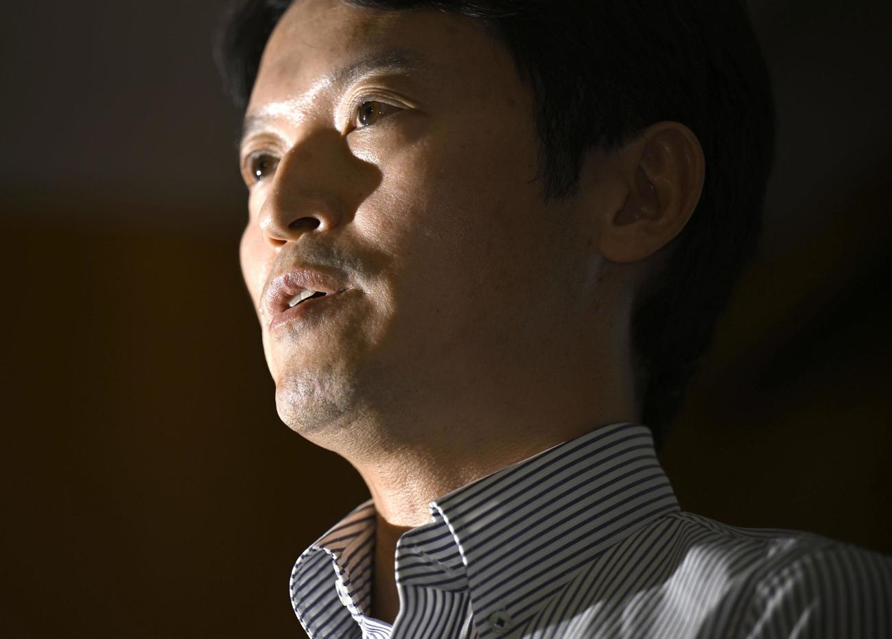 取材に応じる兵庫県の斎藤元彦知事（共同）