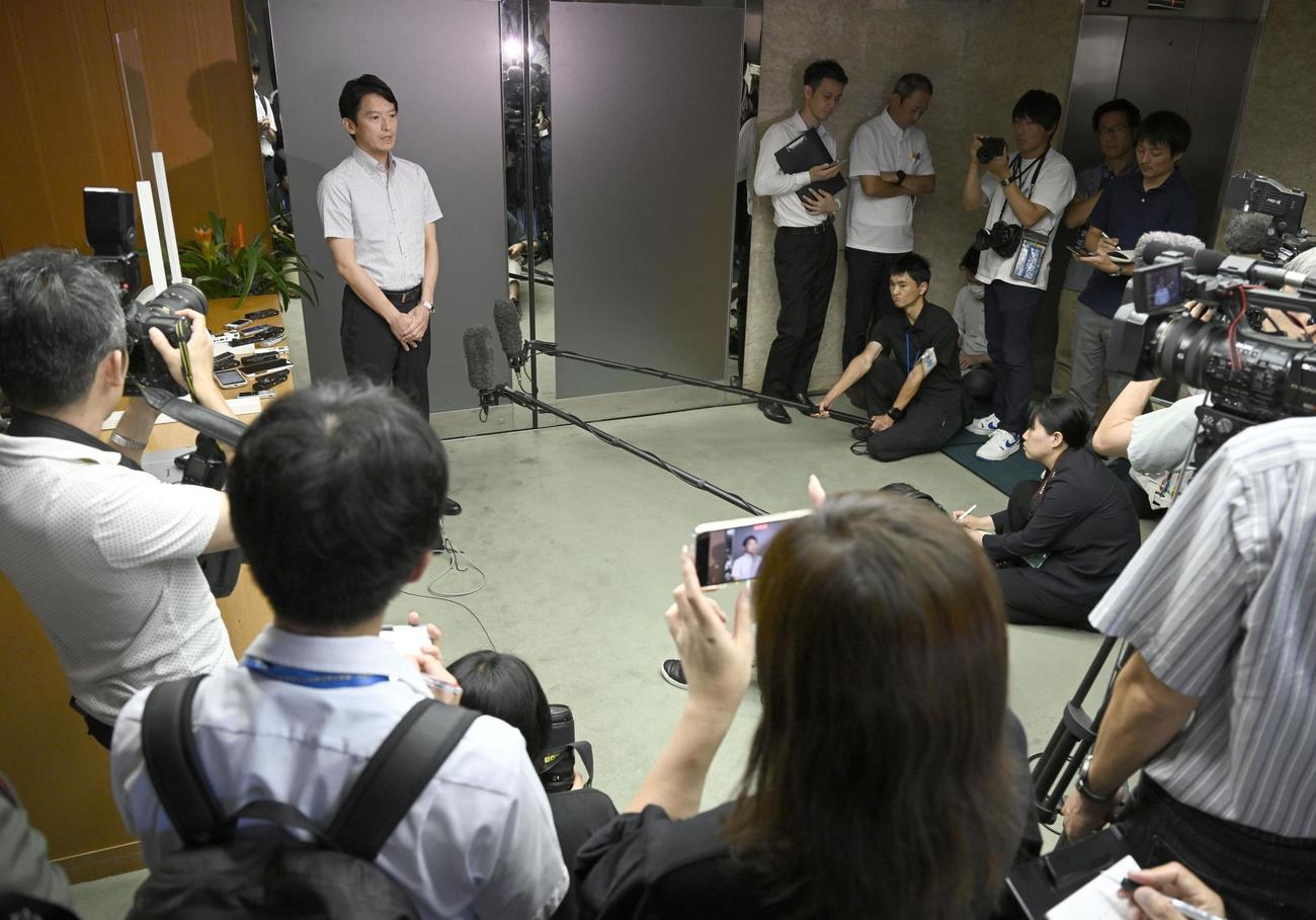 取材に応じる兵庫県の斎藤元彦知事（左奥）（共同）