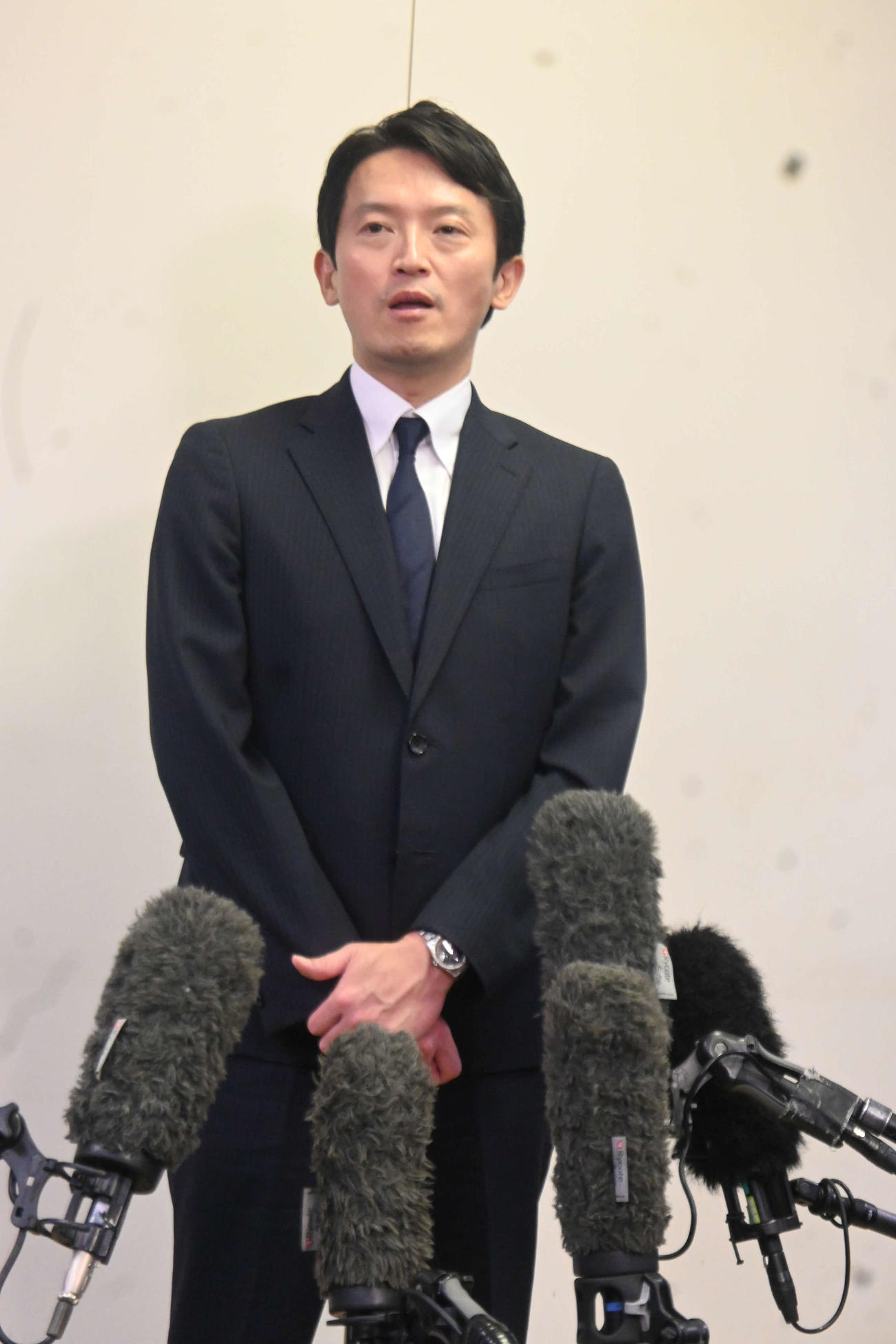 兵庫県議会の調査特別委員会の証人尋問が終了後、取材に応じる斎藤元彦兵庫県知事（撮影・松浦隆司）