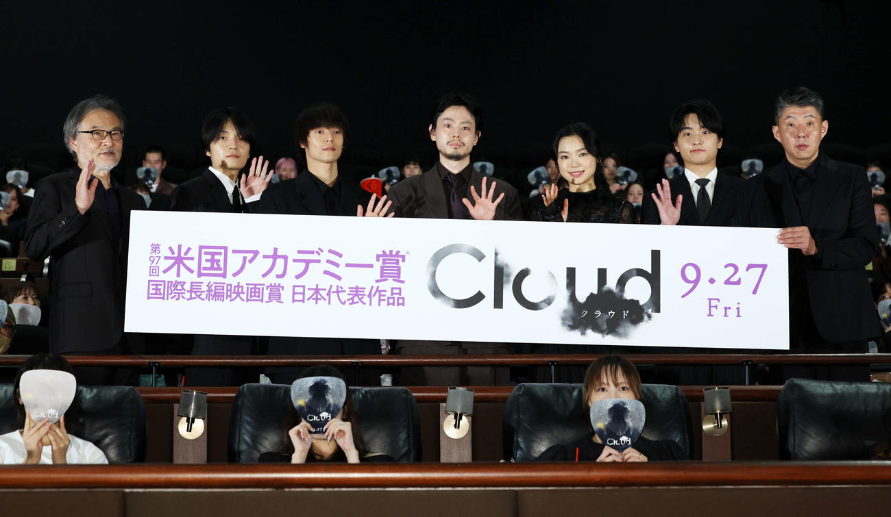 映画「Cloud　クラウド」ジャパンプレミアで記念撮影する登壇者、左から黒沢清監督、岡山天音、窪田正孝、菅田将暉、古川琴音、奥平大兼、荒川良々（撮影・宮地輝）