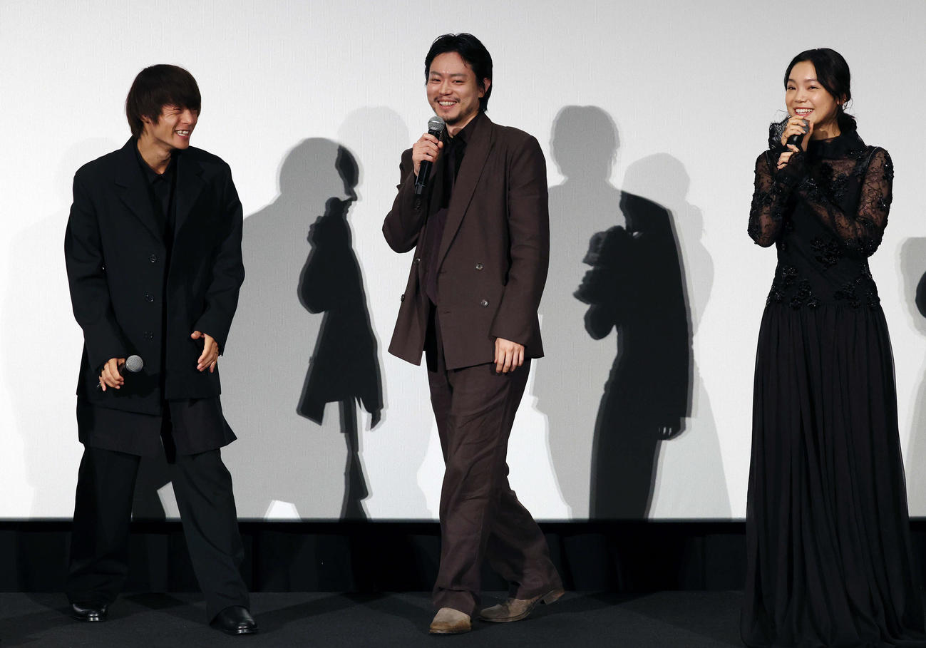 映画「Cloud　クラウド」ジャパンプレミアで笑う窪田正孝（左）、菅田将暉（中央）、古川琴音（撮影・宮地輝）