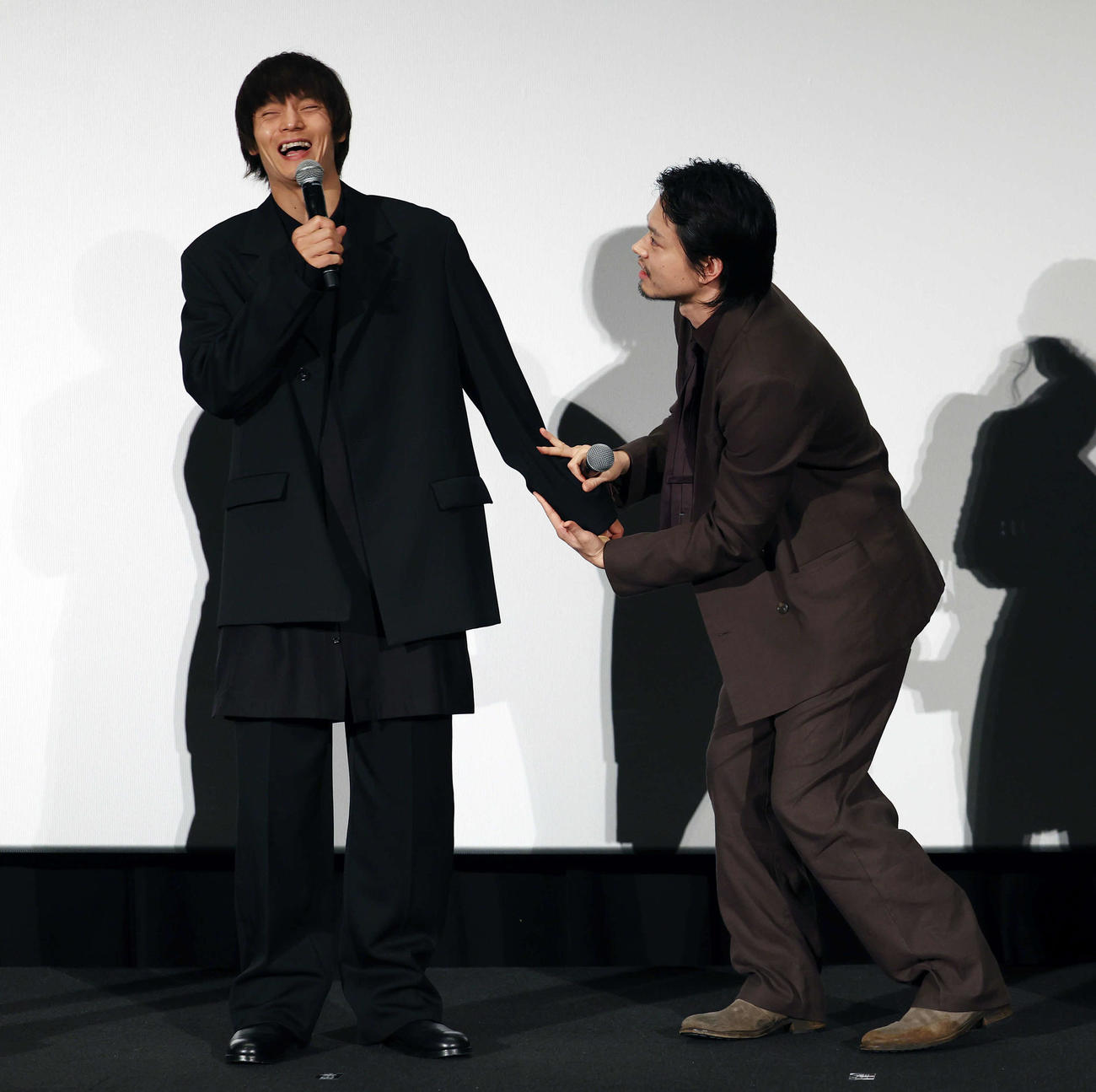 映画「Cloud　クラウド」ジャパンプレミアで「人怖」エピソードを話す窪田正孝（左）と菅田将暉（撮影・宮地輝）