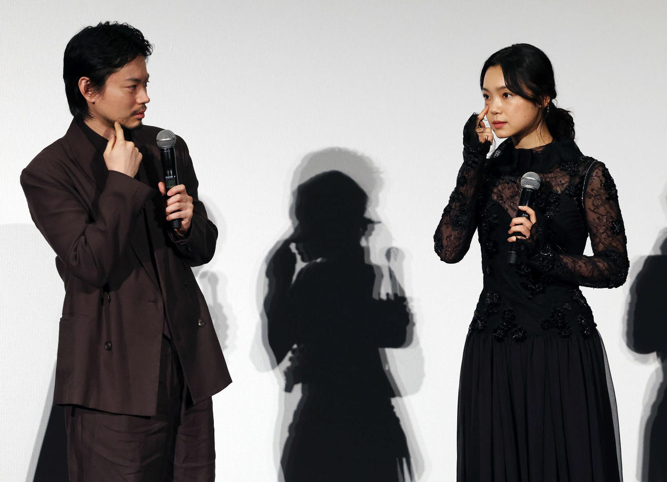 映画「Cloud　クラウド」ジャパンプレミアで「人怖」エピソードを話す菅田将暉（左）と古川琴音（撮影・宮地輝）