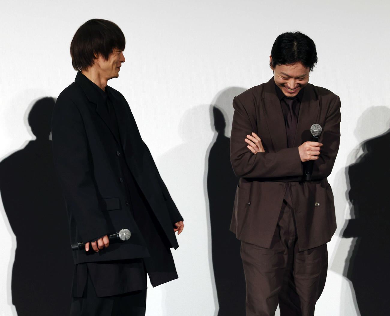 映画「Cloud　クラウド」ジャパンプレミアで笑う窪田正孝（左）と菅田将暉（撮影・宮地輝）
