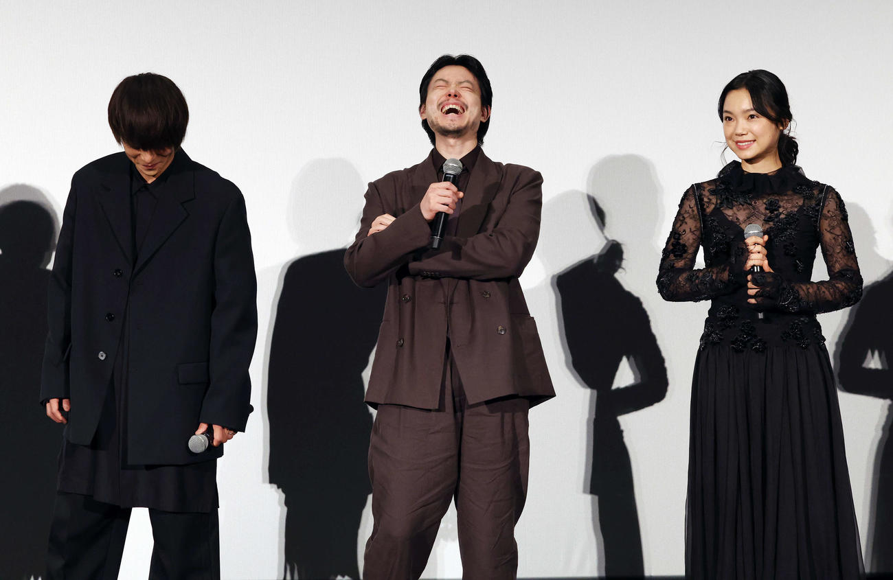 映画「Cloud　クラウド」ジャパンプレミアで笑う窪田正孝（左）、菅田将暉（中央）、古川琴音（撮影・宮地輝）