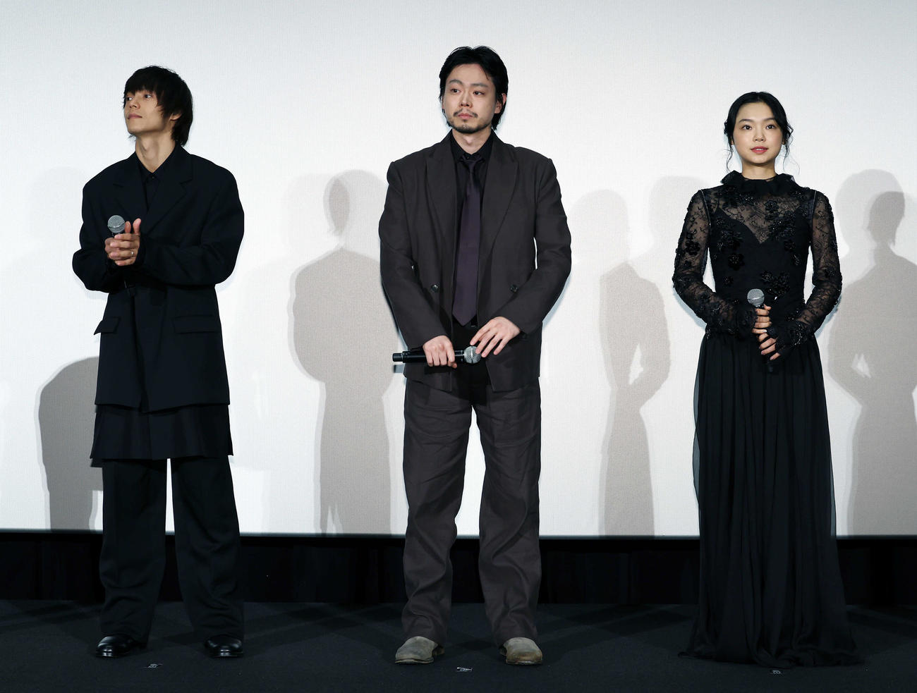 映画「Cloud　クラウド」ジャパンプレミアに登壇した窪田正孝（左）、菅田将暉（中央）、古川琴音（撮影・宮地輝）