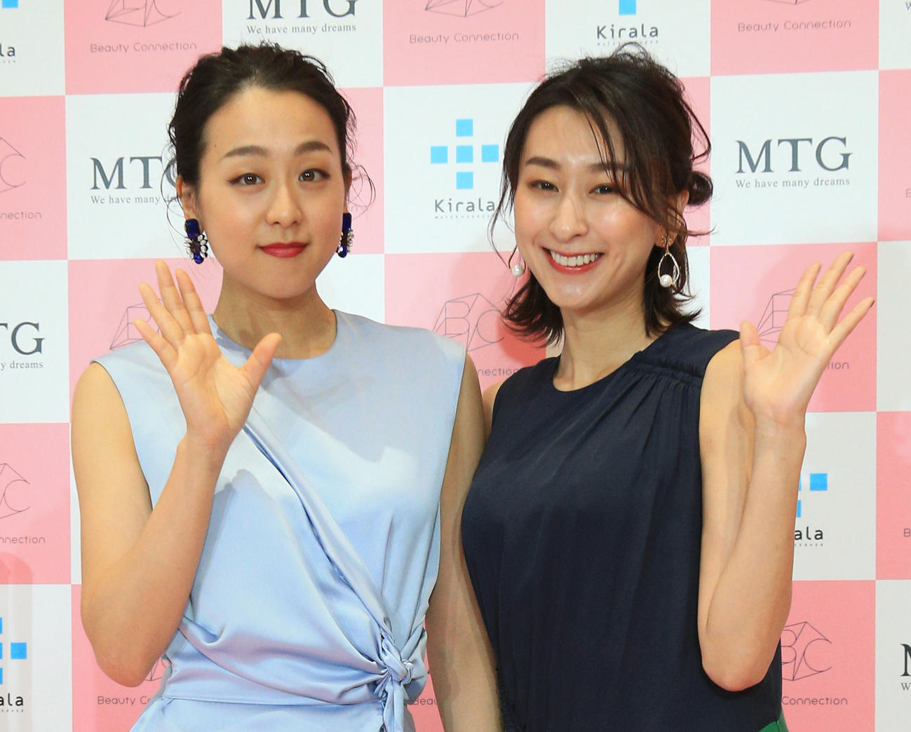 浅田真央さん（左）と浅田舞（2019年11月撮影）