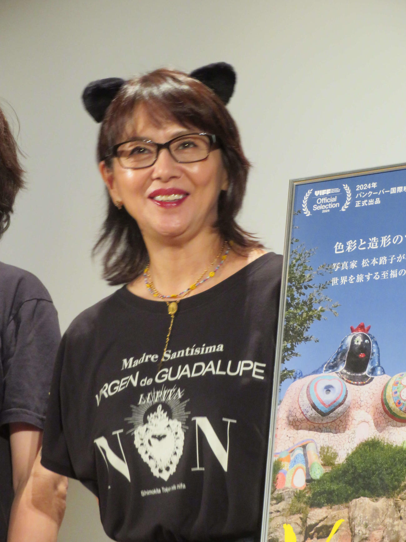 ドキュメンタリー映画「Viva Niki　タロット・ガーデン」完成披露試写会に、黒の猫耳を着けて登場した小泉今日子（撮影・村上幸将）