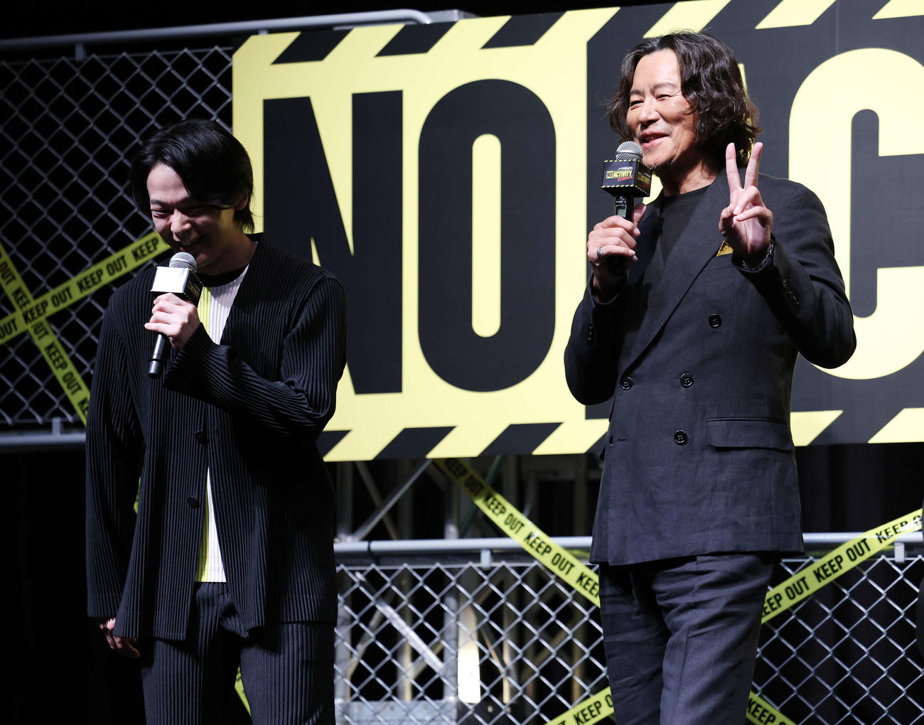 ドラマ「No Activity」シーズン2配信記念イベントで笑顔でトークする中村倫也（左）と豊川悦司（撮影・宮地輝）