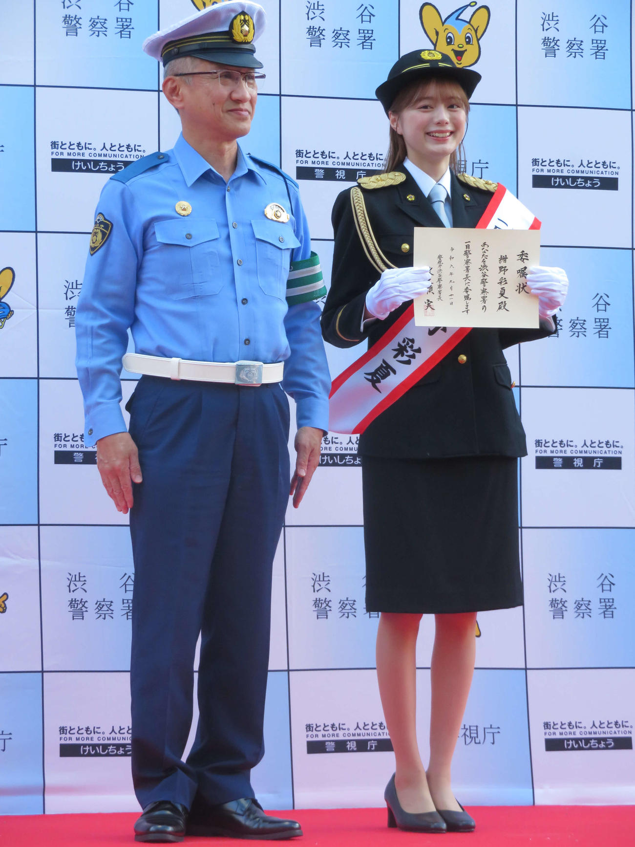 警視庁渋谷警察署の一日署長に就任し、委嘱状を手に笑顔の紺野彩夏（撮影・村上幸将）