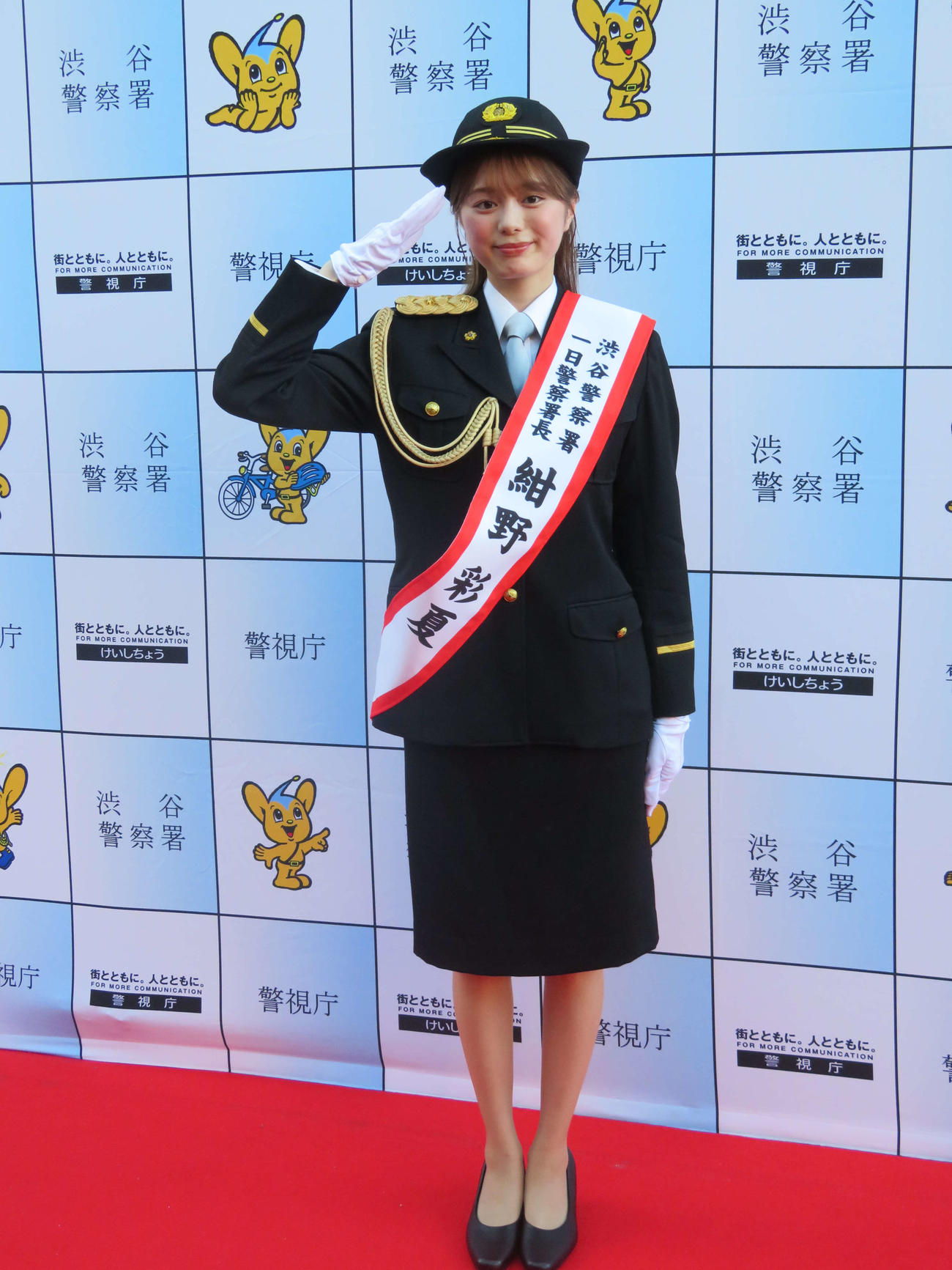 警視庁渋谷警察署の一日署長に就任し、笑顔の紺野彩夏（撮影・村上幸将）