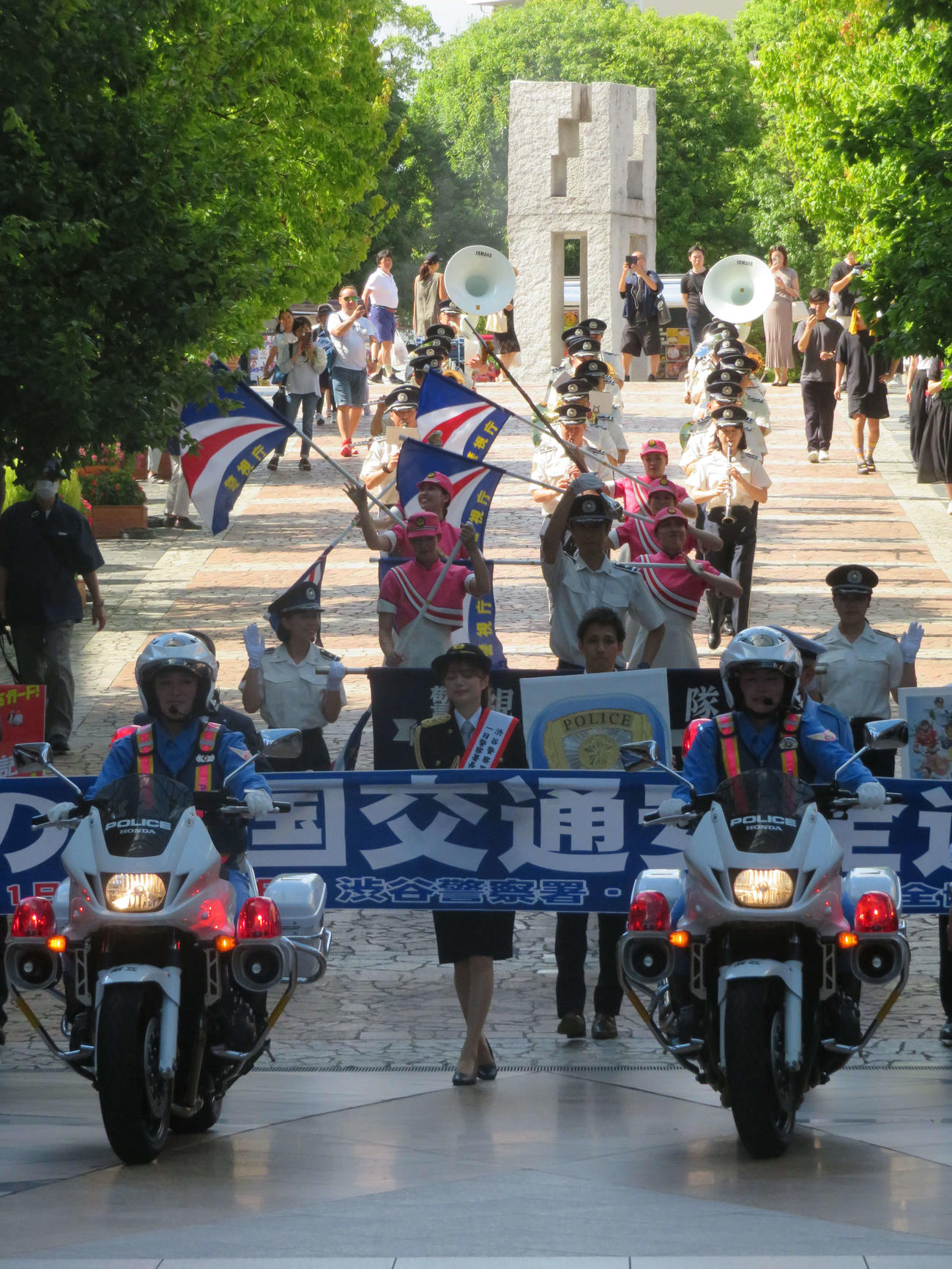 警視庁渋谷警察署の一日署長に就任し、恵比寿ガーデンプレイスをパレードする紺野彩夏（中央）（撮影・村上幸将）