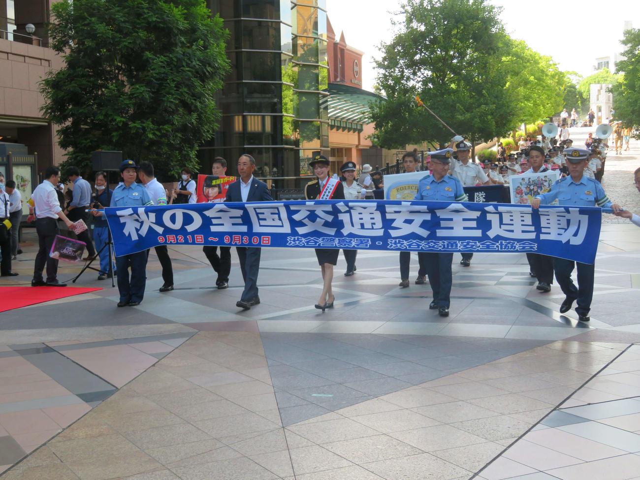 警視庁渋谷警察署の一日署長に就任し、恵比寿ガーデンプレイスをパレードする紺野彩夏（中央）（撮影・村上幸将）