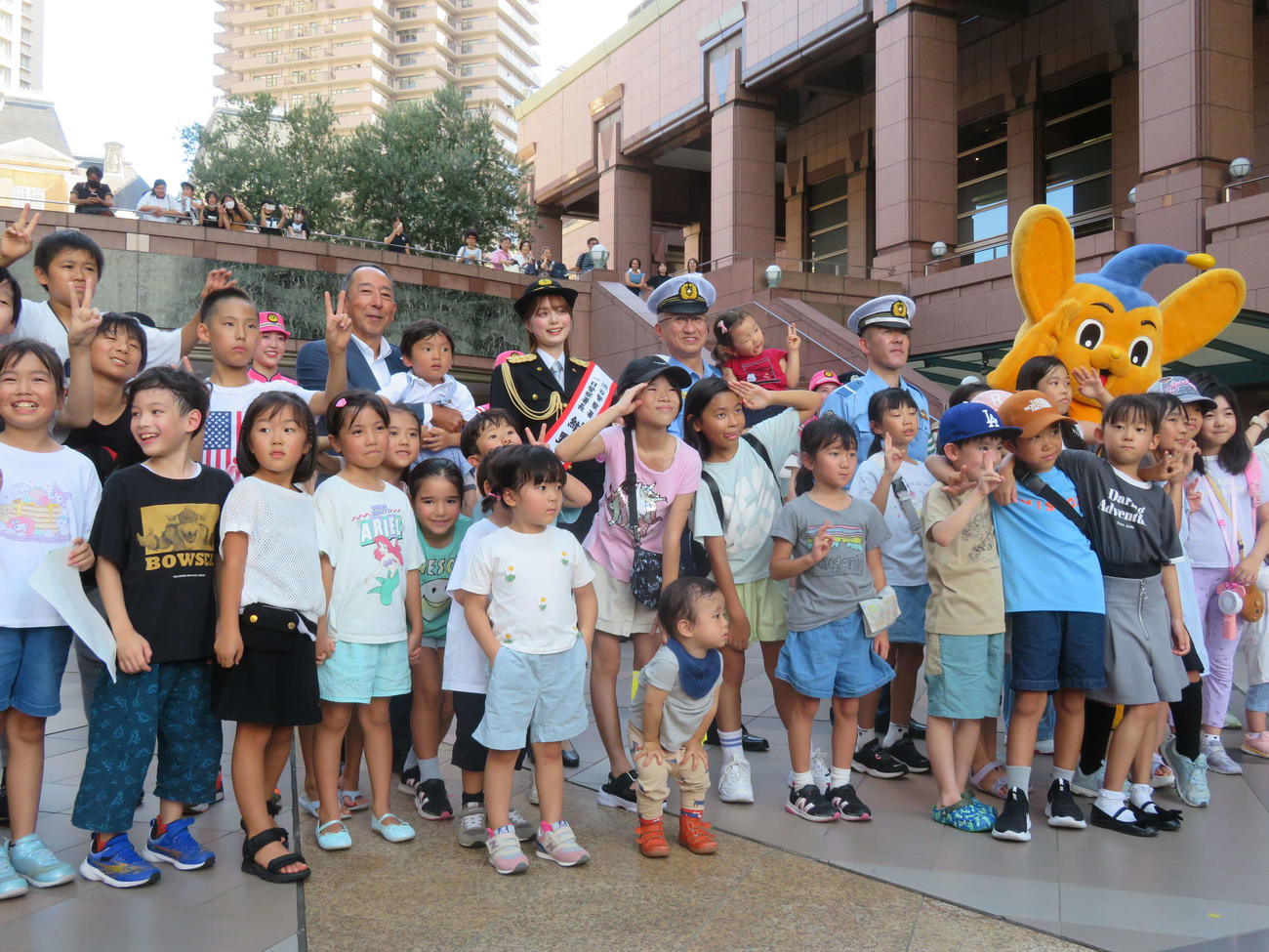 警視庁渋谷警察署の一日署長に就任し、子どもたちと記念撮影する紺野彩夏（中央）（撮影・村上幸将）