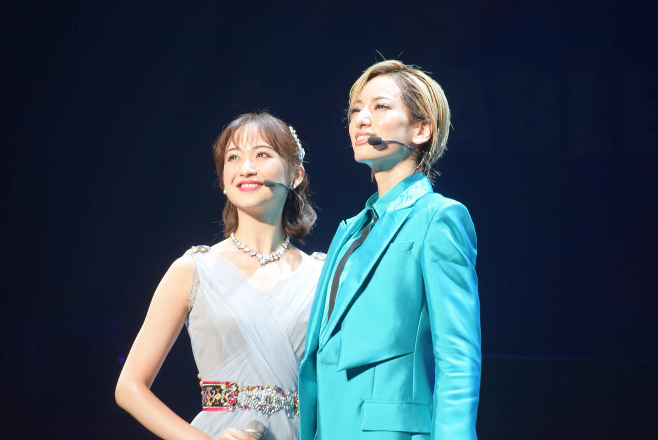 宝塚歌劇団退団後初コンサート「TABLEAU」を開催した柚香光（右）とゲスト出演した星風まどか（撮影・阪口孝志）