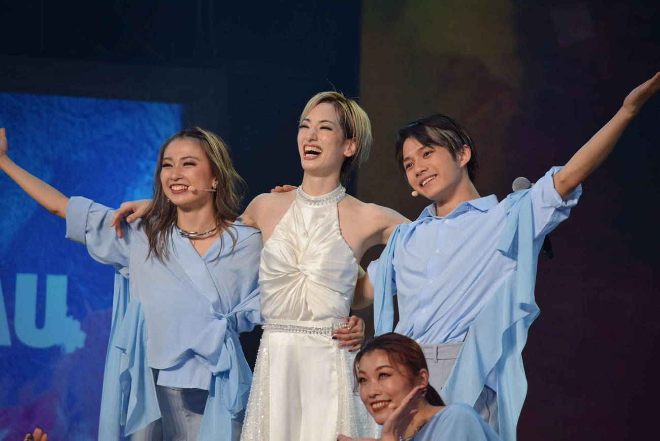 宝塚歌劇団退団後初コンサート「TABLEAU」で共演者たちと笑顔を見せる柚香光（撮影・阪口孝志）