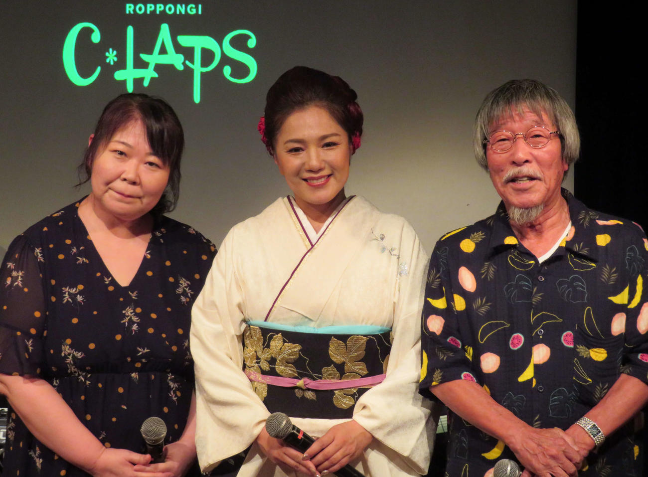 新曲「三日月と赤い橋」の発売記念イベントを行った五十川ゆき（中央）と作詞の冬弓ちひろ、作曲の岡千秋