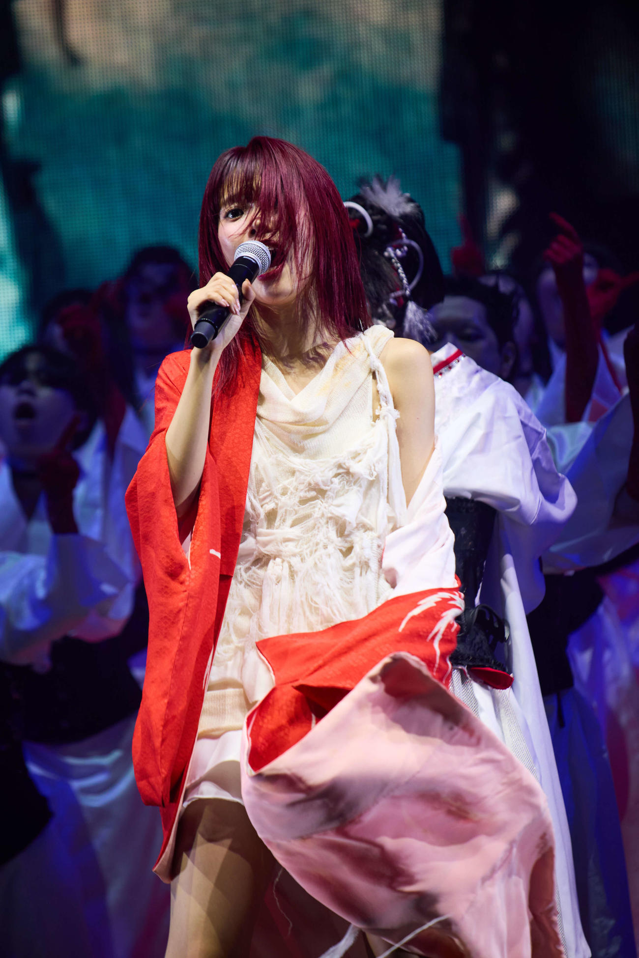 日本武道館公演「ENDROLL」でパフォーマンスするアイナ・ジ・エンド