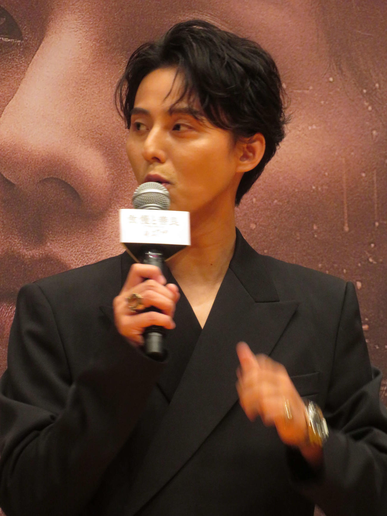 映画「傲慢と善良」ジャパンプレミアで、時計をかいまみせるKis－My－Ft2藤ケ谷太輔（撮影・村上幸将）