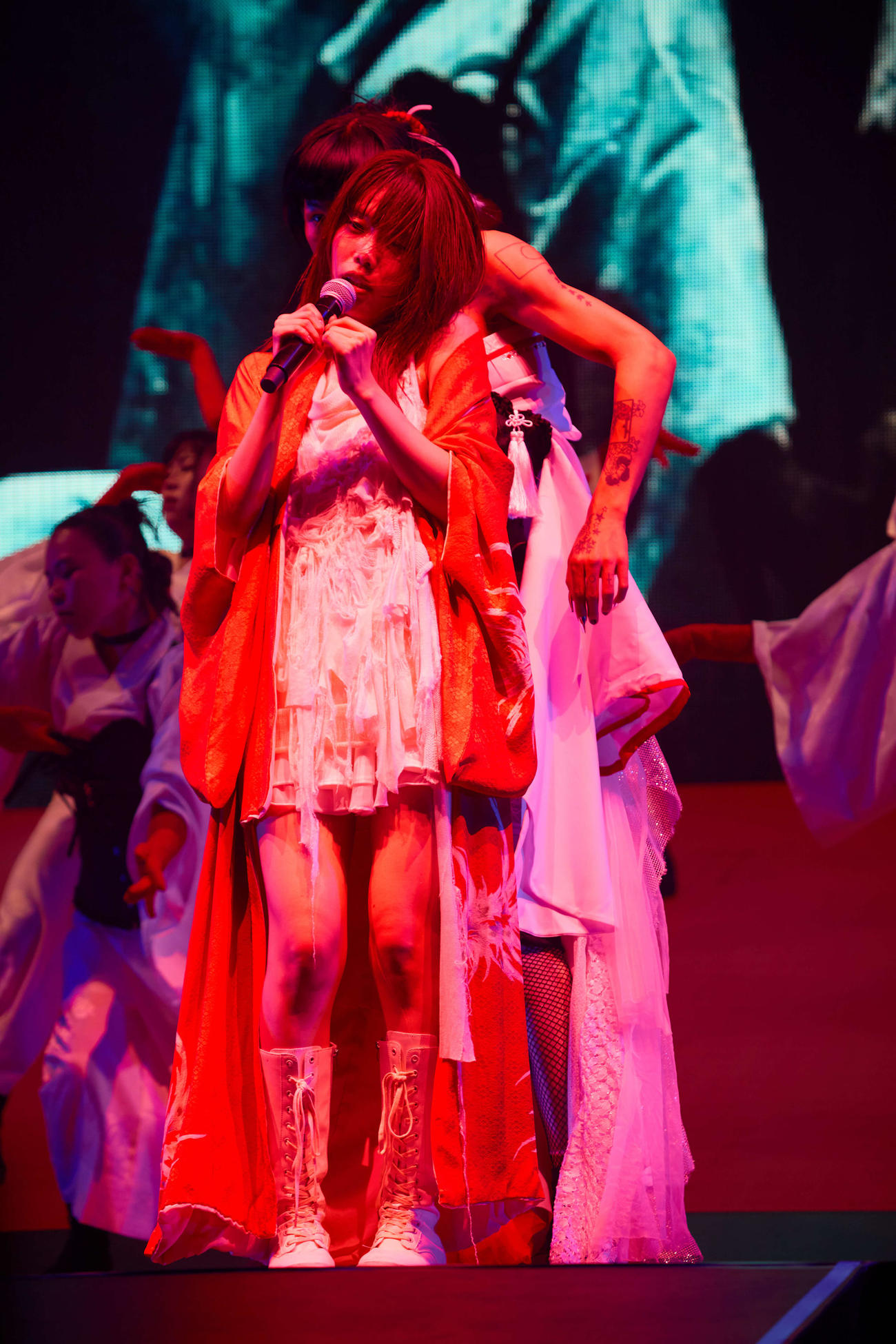 日本武道館公演「ENDROLL」でパフォーマンスするアイナ・ジ・エンド（中央）