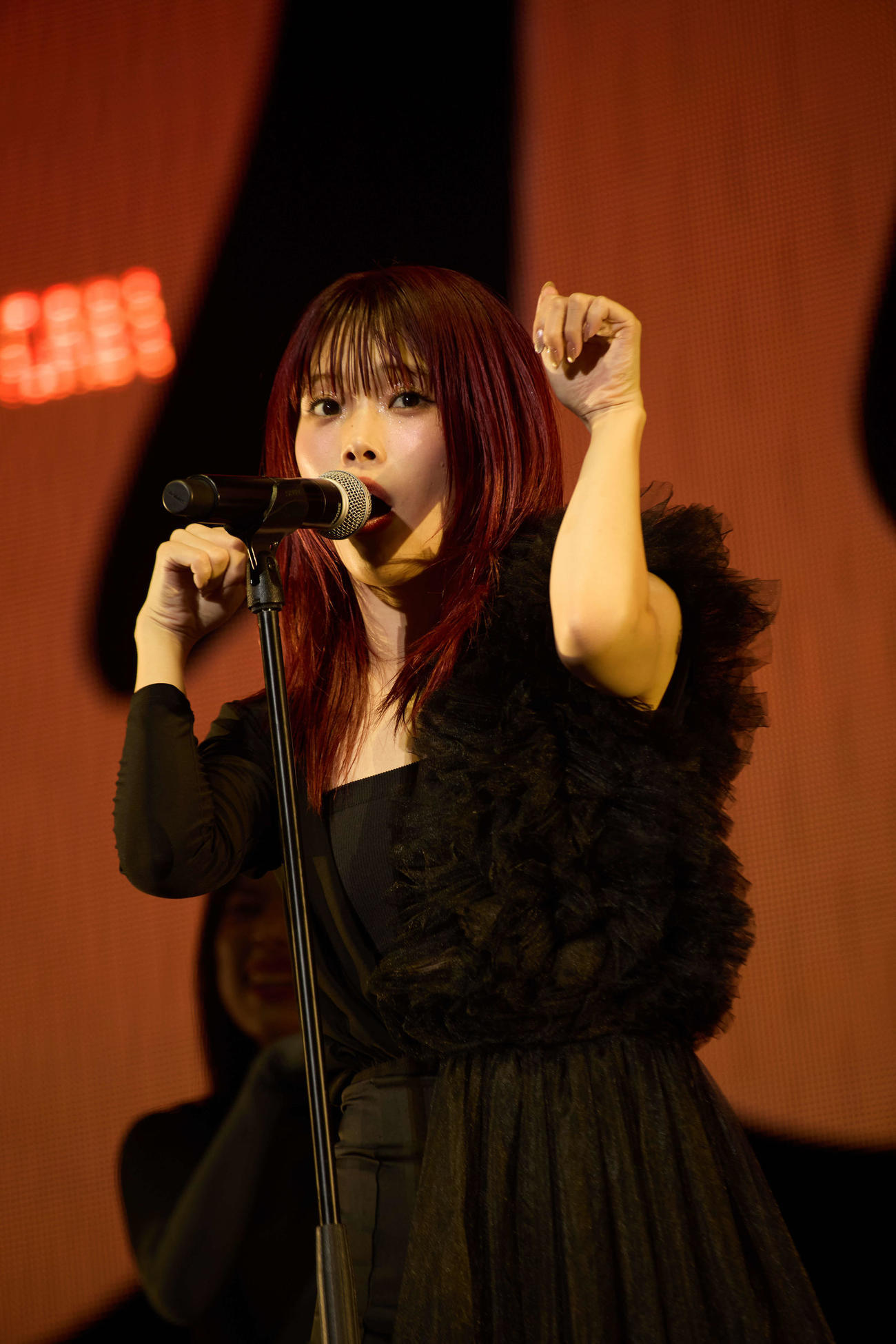 日本武道館公演「ENDROLL」でパフォーマンスするアイナ・ジ・エンド