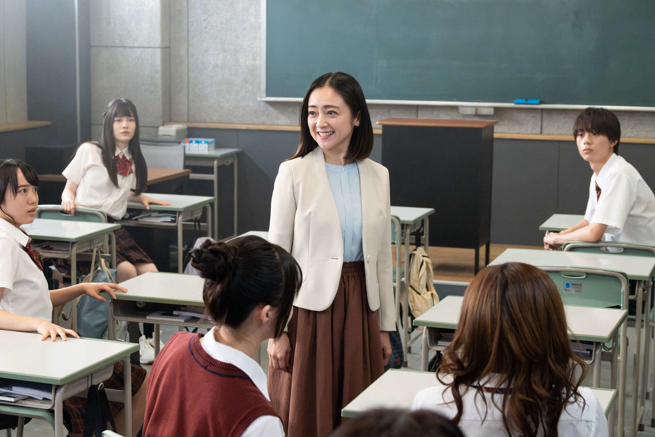 フジテレビ系「ビリオン×スクール」より安達祐実（C）フジテレビ