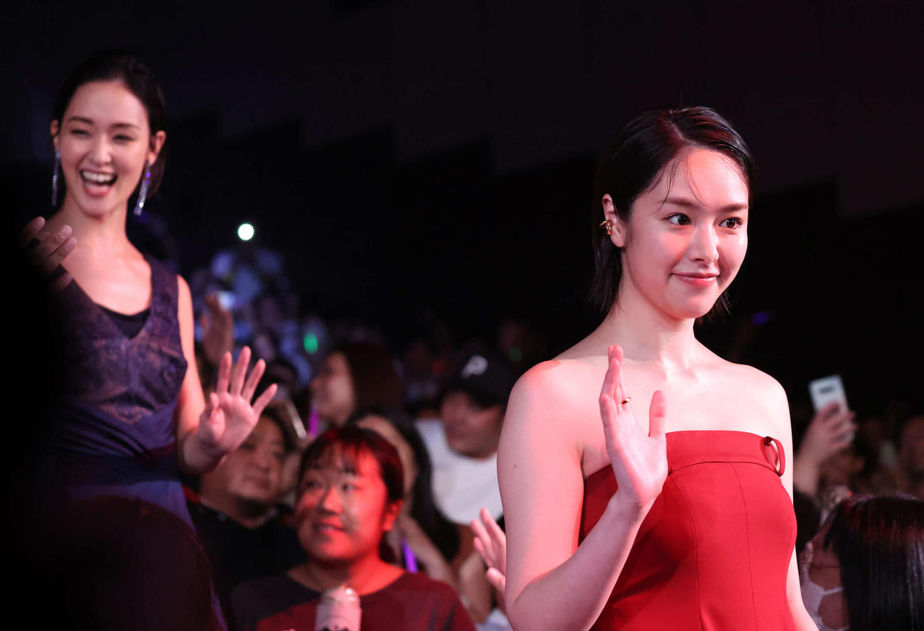 Netflixシリーズ「極悪女王」配信記念イベントで、入場する唐田えりかと剛力彩芽（撮影・丹羽敏通）