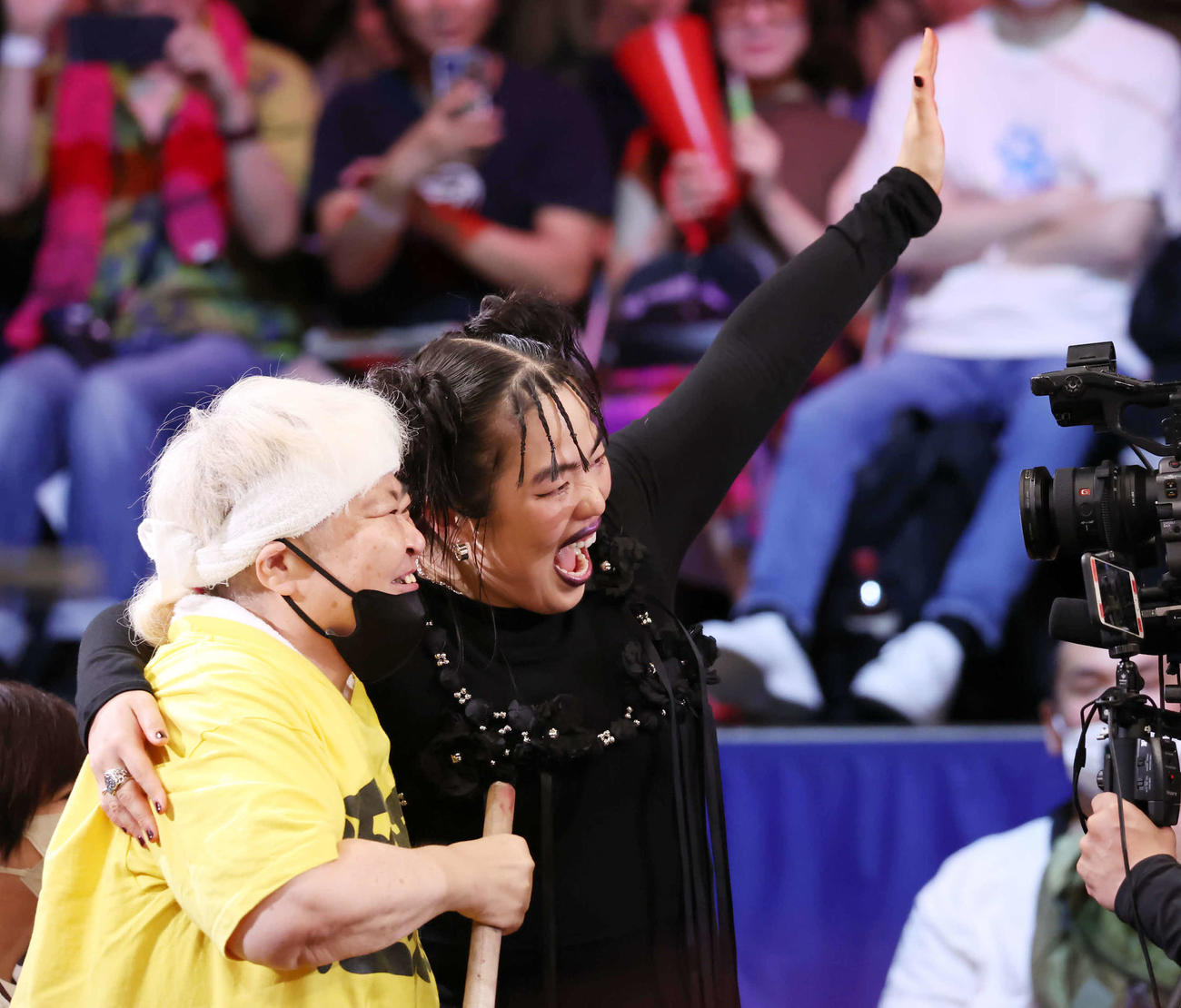 カメラに向かってポーズを決めるダンプ松本さんとゆりやんレトリィバァ（撮影・丹羽敏通）
