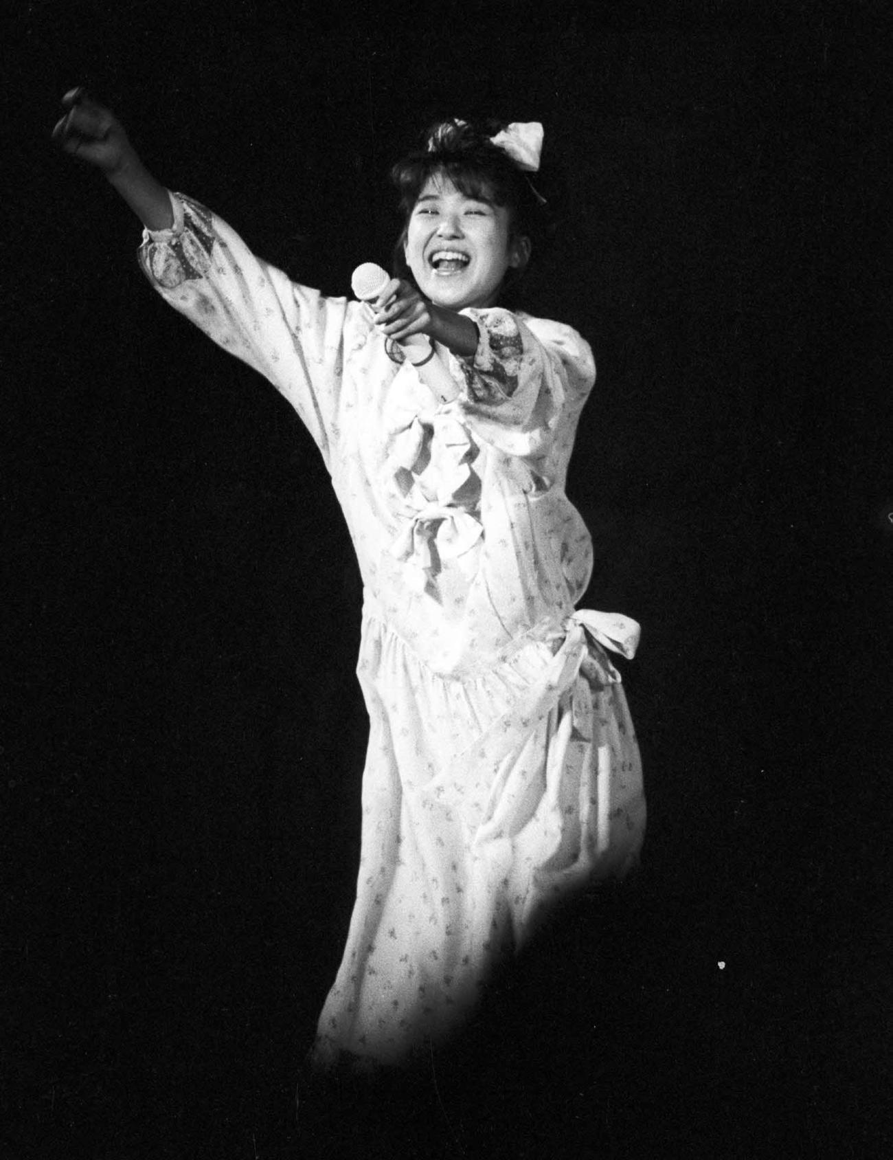 おニャン子倶楽部卒業コンサートで熱唱する新田恵利（1986年9月撮影）