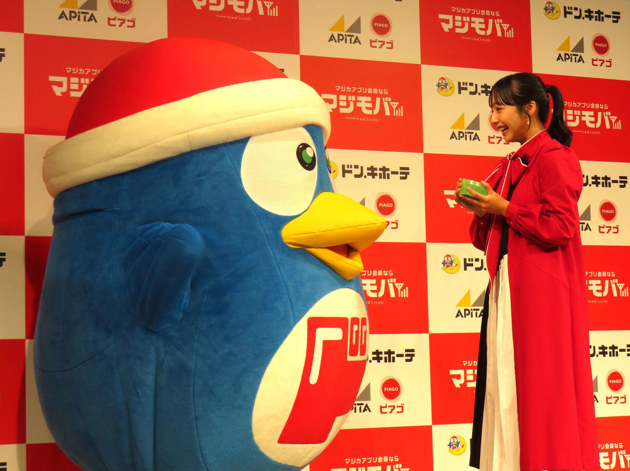 「PPIH新サービス発表会」に登壇した山之内すず（右）とドンペン
