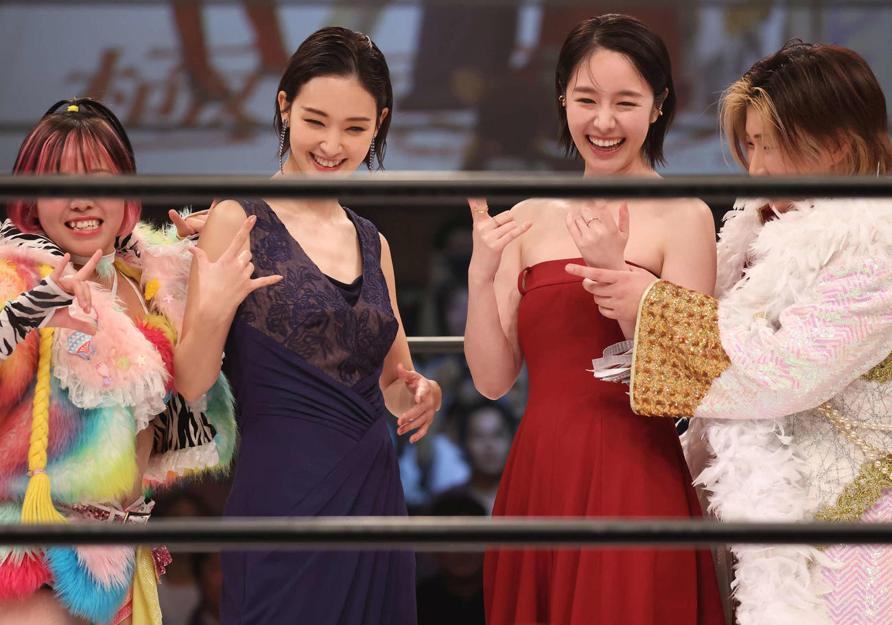 Netflixシリーズ「極悪女王」配信記念イベントで、入場してポーズを決める剛力彩芽と唐田えりか（撮影・丹羽敏通）