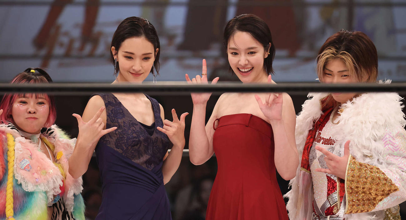 Netflixシリーズ「極悪女王」配信記念イベントで、入場してポーズを決める剛力彩芽と唐田えりか（撮影・丹羽敏通）