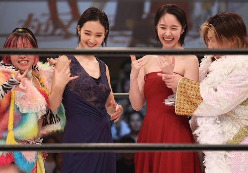 Netflixシリーズ「極悪女王」配信記念イベントで、入場してポーズを決める剛力彩芽と唐田えりか（撮影・丹羽敏通）