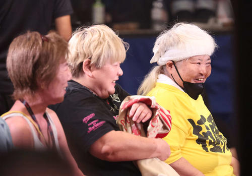 リングサイドに陣取ったレジェンドレスラーの、奥からダンプ松本、長与千種。マキ上田（撮影・丹羽敏通）