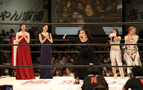 リング中央でポーズを決めるダンプ松本さんを演じたゆりやんレトリィバァ。広報左から唐田えりか、剛力彩芽（撮影・丹羽敏通）